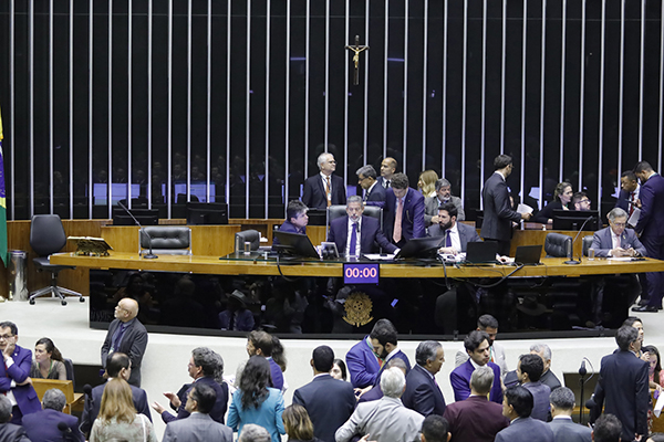 PEC que proíbe aborto legal pode ser votada nesta terça na Câmara