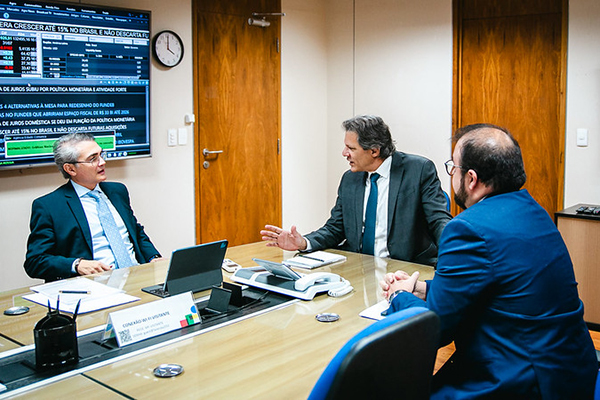 O ministro da Fazenda, Fernando Haddad, em reunião com o presidente da Febraban, Isaac Sidney 