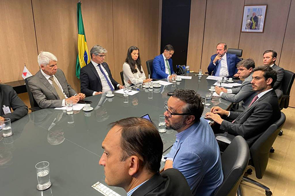 Ministro Alexandre Silveira (Minas e Energia) em reunião com Aneel e ONS sobre apagão, em foto de agosto de 2023