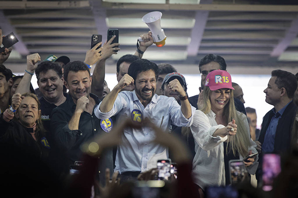 O prefeito Ricardo Nunes (MDB) comemora a vitória contra Guilherme Boulos (PSOL)