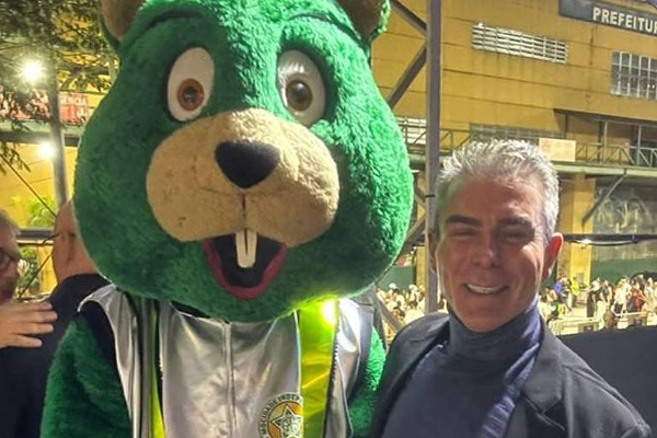 Rogério de Andrade ao lado do mascote da Mocidade, o Castorzinho Rogério de Andrade ao lado do mascote da Mocidade, o Castorzinho