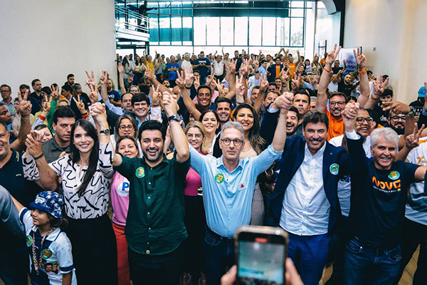 O governador de Minas Gerais, Romeu Zema, participa de ato do candidato à Prefeitura de Goiânia, Fred Rodrigues (PL)