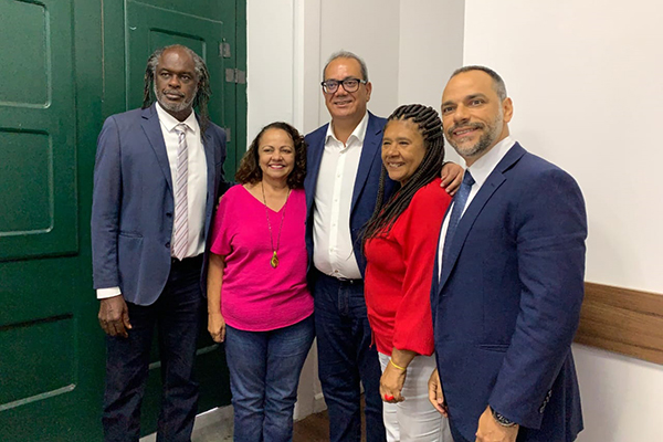 Ao centro, Carlos Muniz recebe apoio dos vereadores de oposição