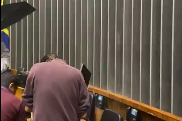 A chuva que caiu em Brasília nesta sexta-feira, 11, invadiu o plenário da Câmara dos Deputados 
