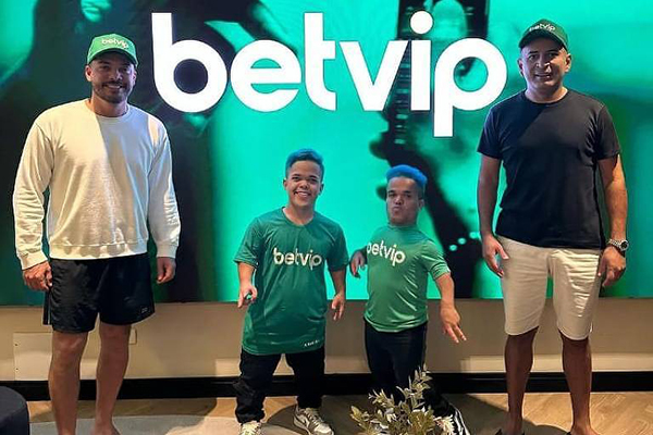 O cantor Wesley Safadão e o empresário Ernildo Junior divulgam a Betvip O cantor Wesley Safadão e o empresário Ernildo Junior divulgam a Betvip