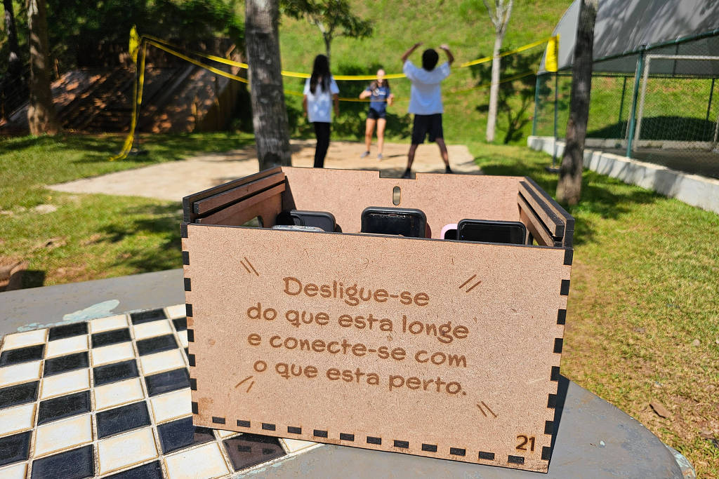 Caixa que guarda celular dos alunos na Escola Castanheiras, em Santana do Parnaíba (Grande SP), que baniu o uso do aparelho no início de 2024