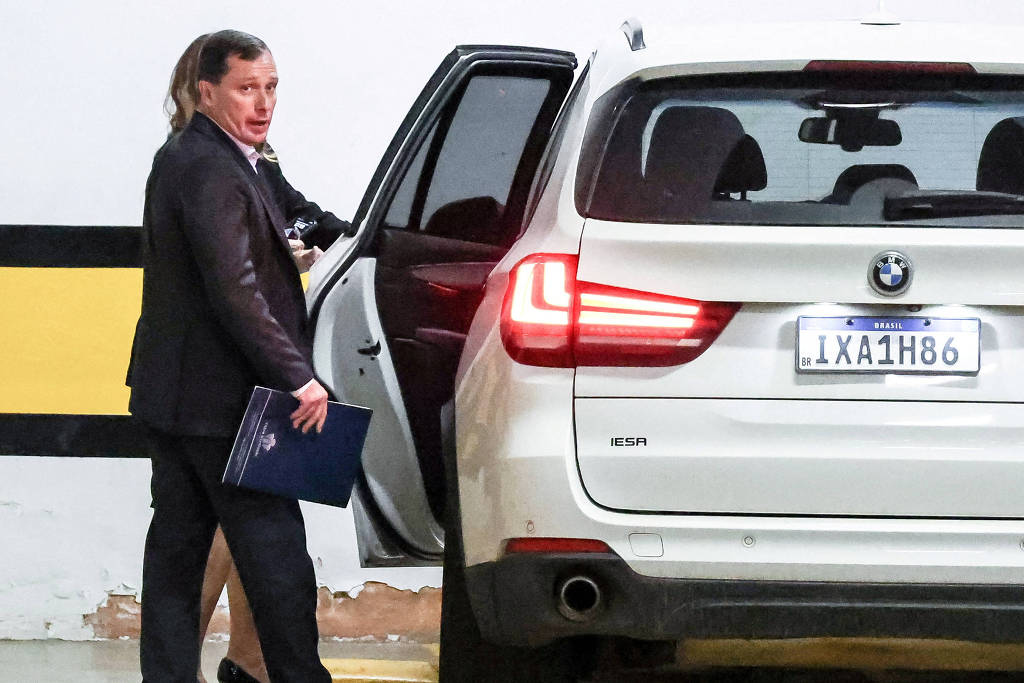 Mauro Cid deixa STF após prestar depoimento por três horas ao ministro Alexandre de Moraes