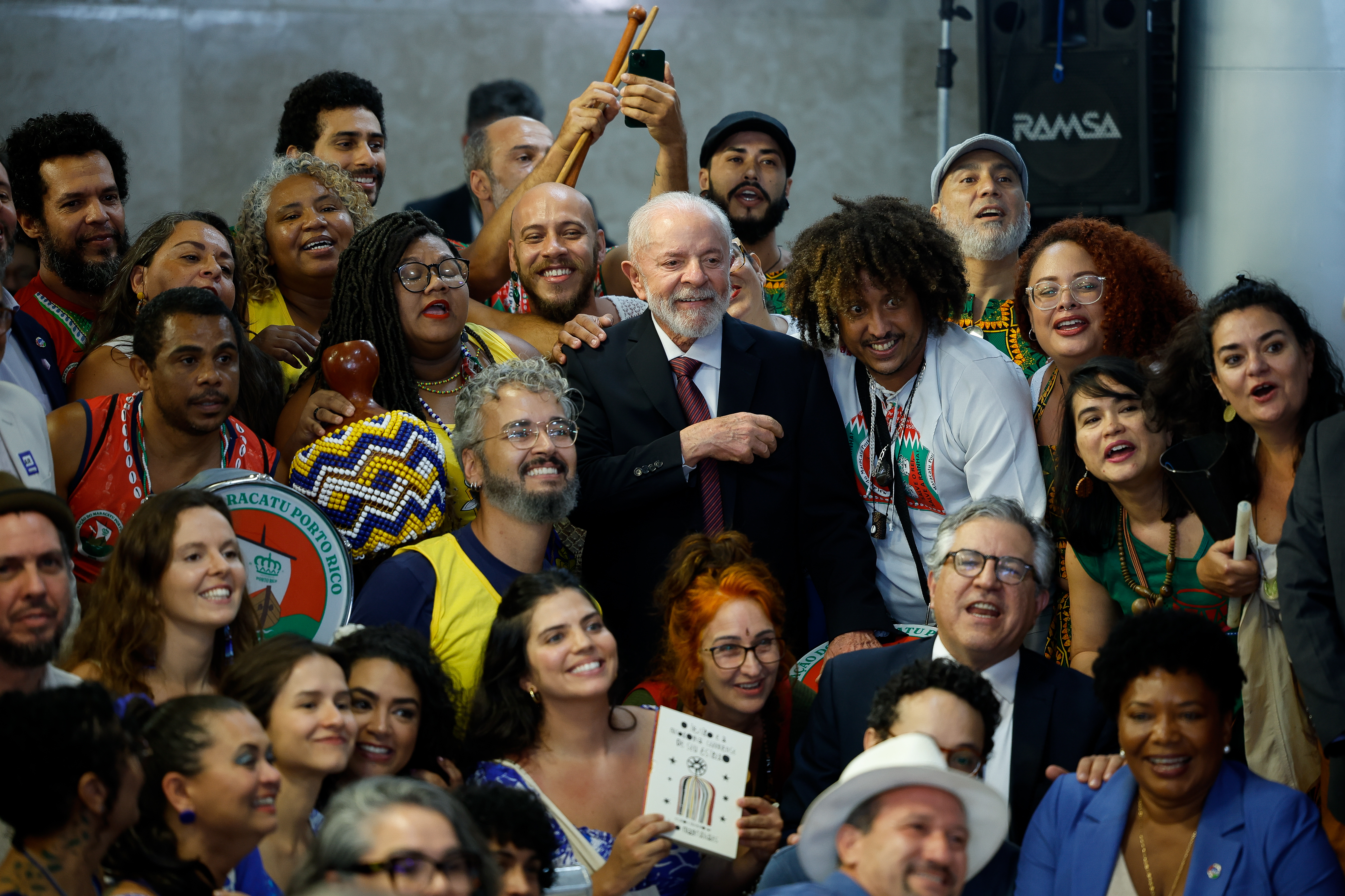 O presidente Lula, acompanhado das ministras Margareth Menezes (Cultura) e Luciana Santos (Ciência e Tecnologia) durante cerimônia de sanção da lei que istitui o dia Nacional do Maracatu, no Palácio do Planalto