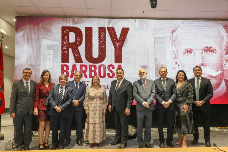 Presidente da AMB homenageia Rui Barbosa em palestra sobre seu legado ao país