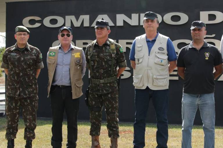 O então presidente Jair Bolsonaro durante visita ao Comando de Operações Especiais do Exército, em Goiânia, à época comandado pelo general Mario Fernandes (ao centro)
