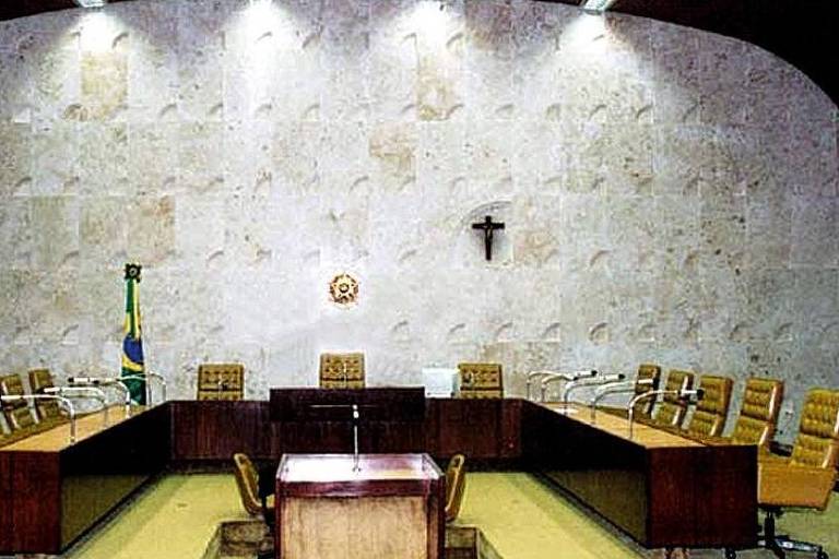 Plenário do STF tem crucifixo instalado à direita da cadeira do presidente do tribunal - Supremo Tribunal Federal