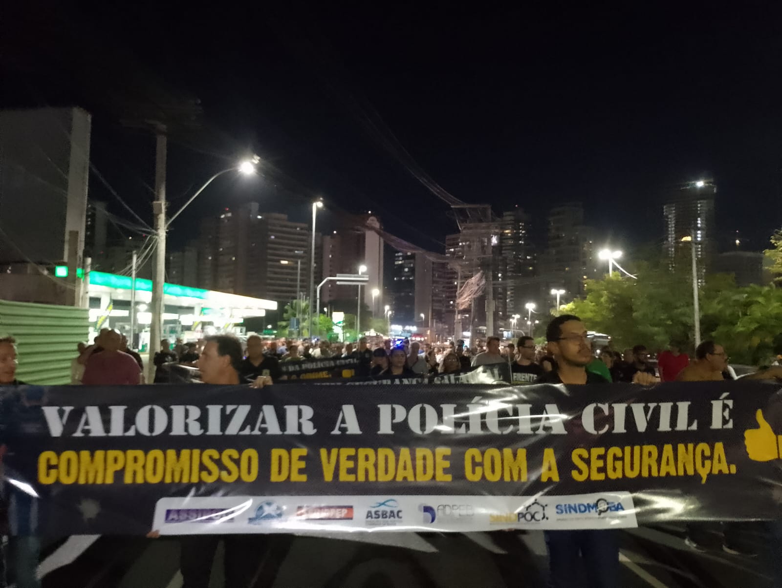 Os servidores saíram em caminhada pelas ruas do Costa Azul e Avenida Tancredo Neves com faixas de protesto; o trânsito encontra-se congestionado