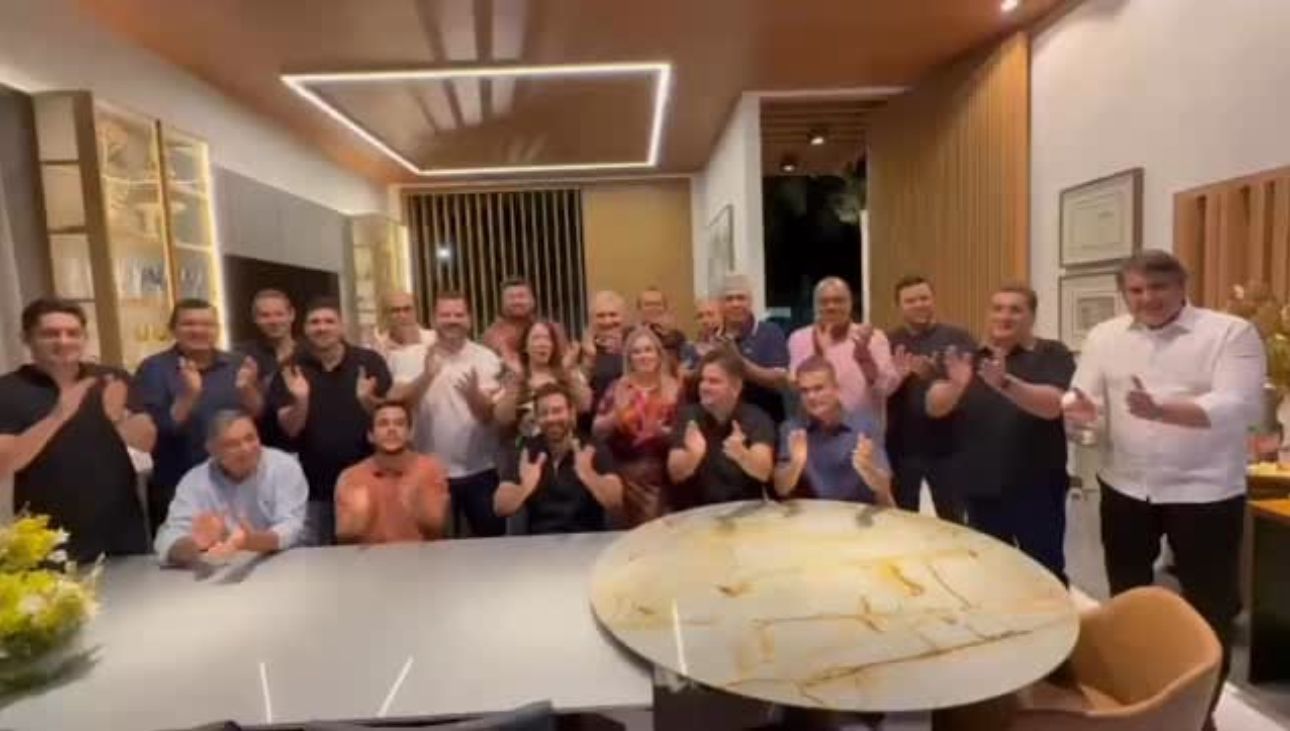 Encontro reuniu 25 parlamentares tanto da ala do governo como da oposição em torno da mesa farta da família Coronel Encontro reuniu 25 parlamentares tanto da ala do governo como da oposição em torno da mesa farta da família Coronel