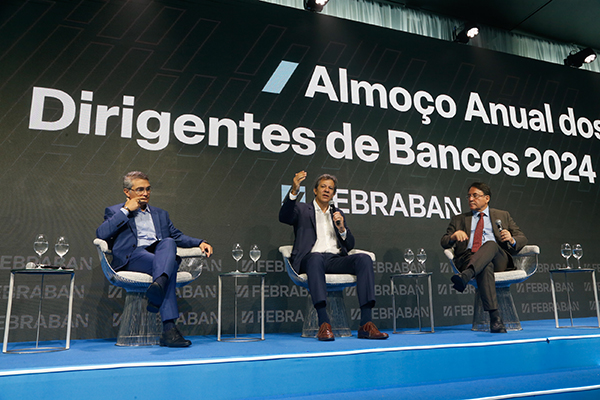O presidente da Febraban, Isaac Sidney, o ministro da Fazenda, Fernando Haddad, e o diretor de comunicação da Febraban, João Borges O presidente da Febraban, Isaac Sidney, o ministro da Fazenda, Fernando Haddad, e o diretor de comunicação da Febraban, João Borges