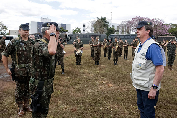 General Mário Fernandes, à época comandante de Operações Especiais do Exército, cumprimenta o então presidente Jair Bolsonaro