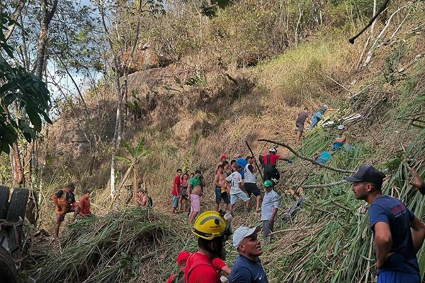 Resgate de pessoas que estavam em ônibus que capotou em ribanceira na Serra da Barriga, em Alagoas