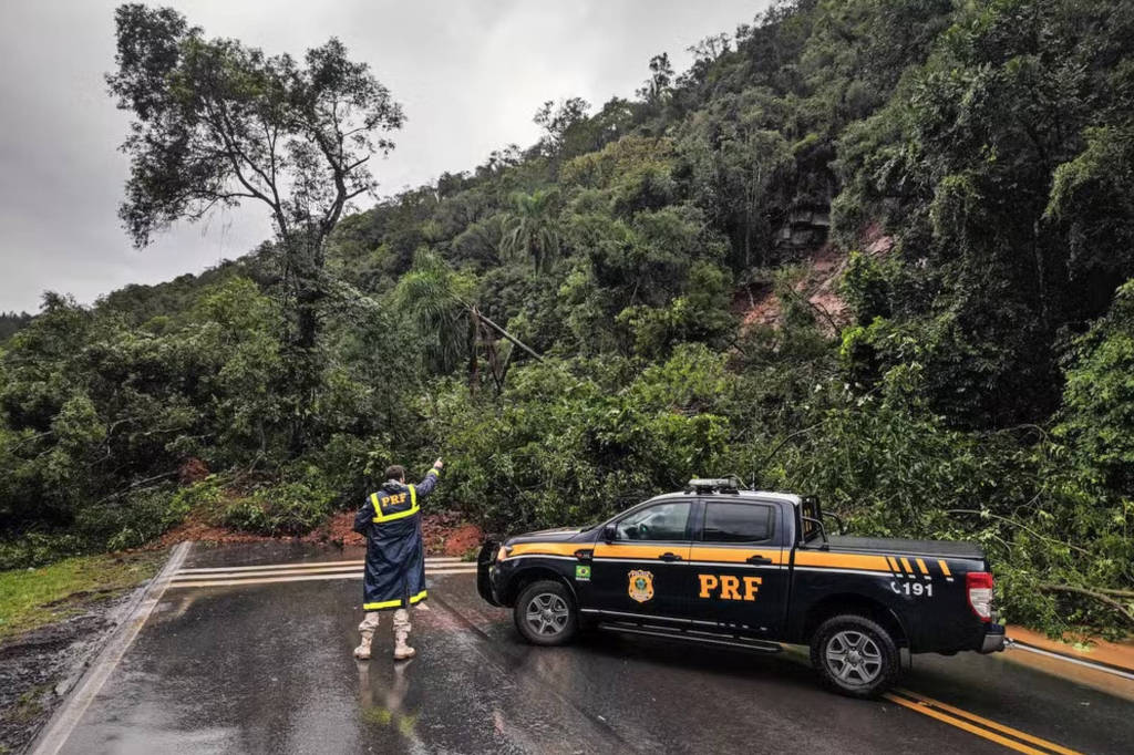 Viatura da Polícia Rodoviária Federal em estrada no RS