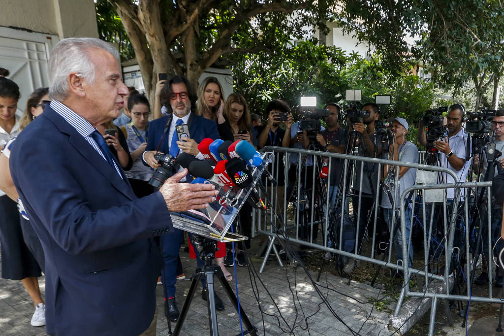 O ministro da Defesa, José Mucio, concede entrevista na frente da casa do presidente Lula, em São Paulo, nesta terça (17) 