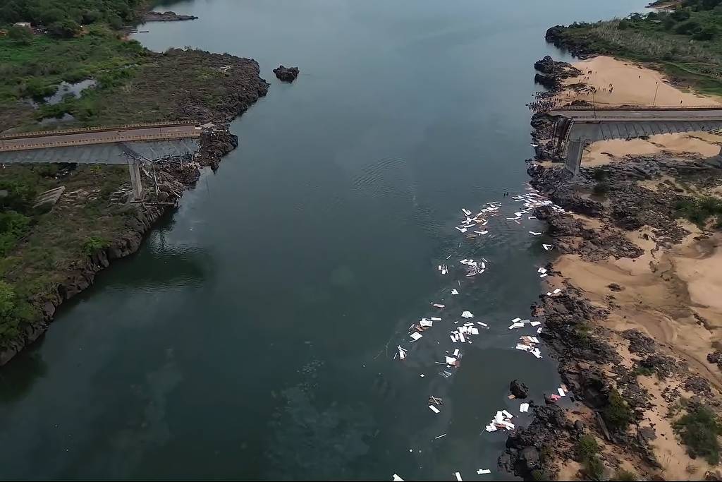 Vista aérea da ponte Juscelino Kubitscheck após a queda do trecho sobre o rio Tocantins