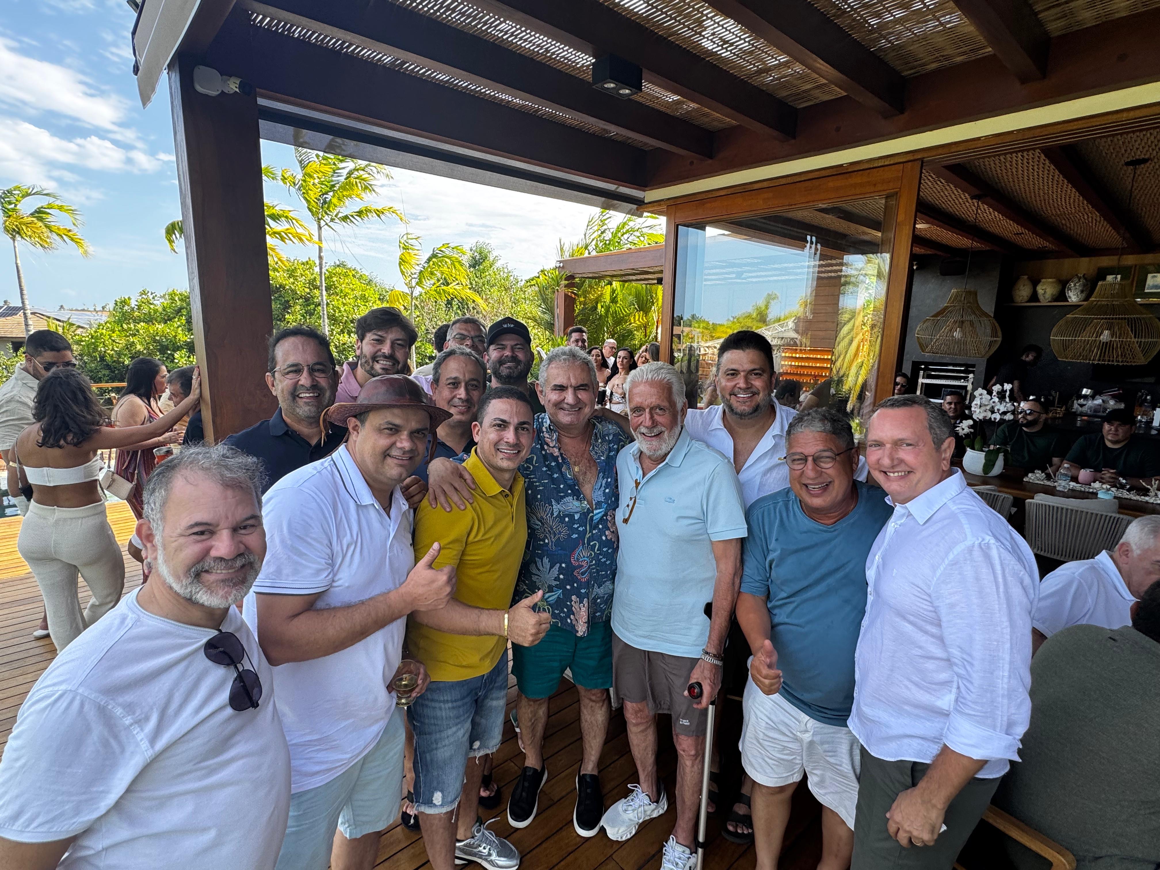 Phellipe Brito (de amarelo) ao lado de Angelo Coronel, Jaques Wagner e outros políticos, na confraternização de Diego Coronel