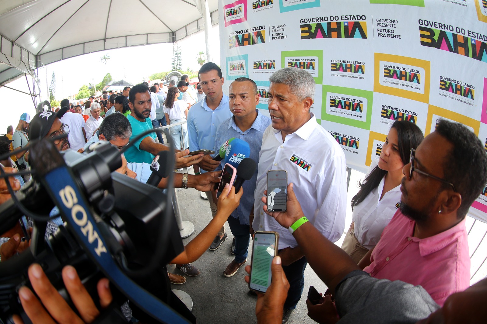 Moradores de Água Fria comemoram entrega de pavimentação, reforma de escola e novos investimentos em infraestrutura e saneamento básico Moradores de Água Fria comemoram entrega de pavimentação, reforma de escola e novos investimentos em infraestrutura e saneamento básico