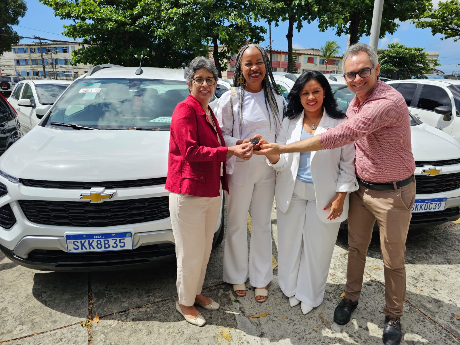 Olívia Santana entrega veículos para a Uneb