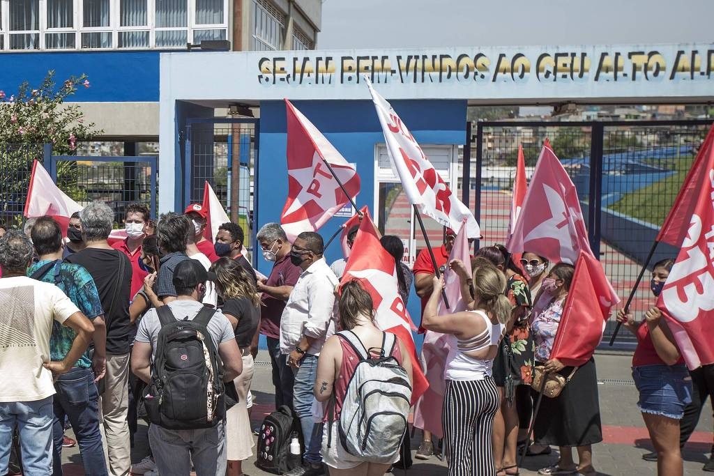 Militantes do PT acompanham agenda de rua 