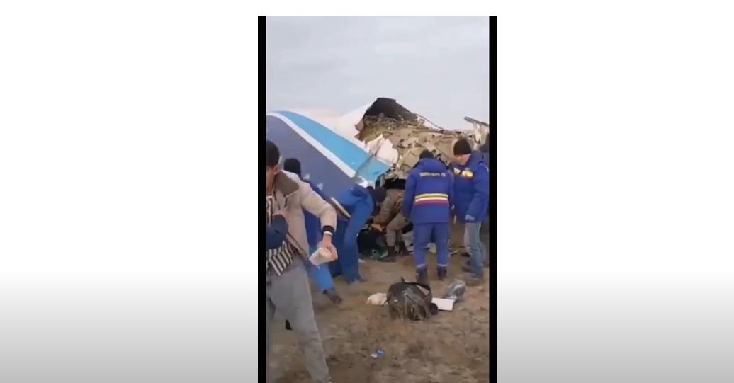 Sobreviventes saindo do avião