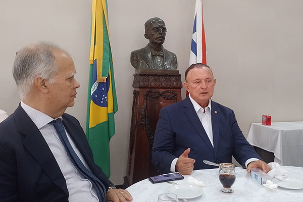 À direita, o presidente da Assembleia Legislativa da Bahia (AL-BA), Adolfo Menezes (PSD) À direita, o presidente da Assembleia Legislativa da Bahia (AL-BA), Adolfo Menezes (PSD)
