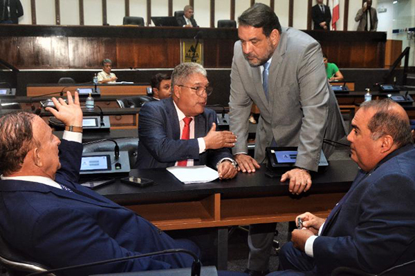 Deputados aprovaram por unanimidade oito projetos de lei