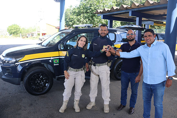 O deputado federal Capitão Alden (PL), ao lado ex-deputado estadual pastor Tom, entregou uma nova viatura à PRF, em Feira de Santana