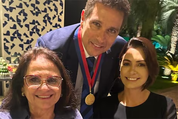 A senadora Damares Alves (Republicanos-DF), o presidente do Banco Central, Roberto Campos Neto, e a ex-primeira-dama Michelle Bolsonaro