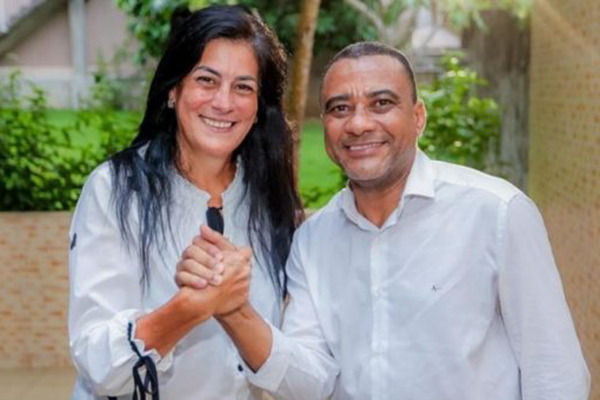 O prefeito eleito de Simões Filho, Del do Cristo Rei (União Brasil), e a vice-prefeita eleita Simone Costa (PDT)