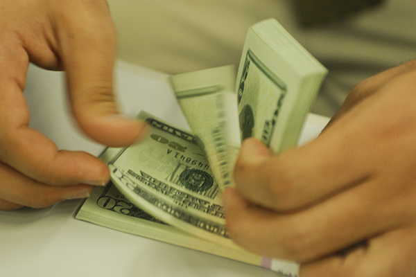 Dólar teve forte queda de 0,95% nesta sexta-feira (22) e encerrou a semana cotado a R$ 5,425 Dólar teve forte queda de 0,95% nesta sexta-feira (22) e encerrou a semana cotado a R$ 5,425