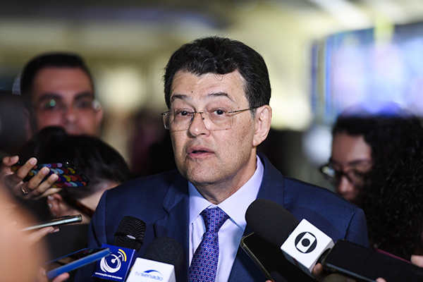 O senador Eduardo Braga (MDB-AM), relator do projeto de lei complementar 108/2025
