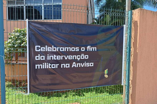 Servidores colam faixa celebrando a saída de Barra Torres da Anvisa Servidores colam faixa celebrando a saída de Barra Torres da Anvisa