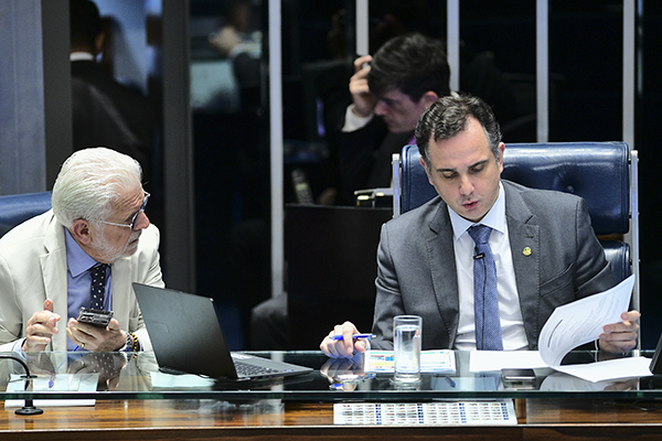 Jaques Wagner e Rodrigo Pacheco durante sessão no plenário do Senado