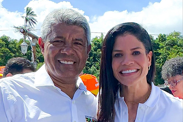 O governador Jerônimo Rodrigues (PT) e a secretária de Infraestrutura Hídrica e Saneamento da Bahia, Larissa Moraes