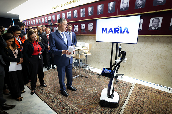 Em 2024, Luís Roberto Barroso, presidente do STF, apresentou o robô Maria, que usa IA Em 2024, Luís Roberto Barroso, presidente do STF, apresentou o robô Maria, que usa IA