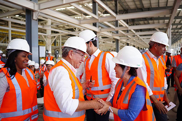 O prefeito eleito de Camaçari, Luiz Caetano, em visita à montadora BYD