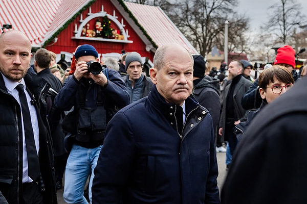 O primeiro-ministro, Olaf Scholz, visitou o mercado de Natal em Magdeburgo, alvo de um ataque investigado como terrorismo