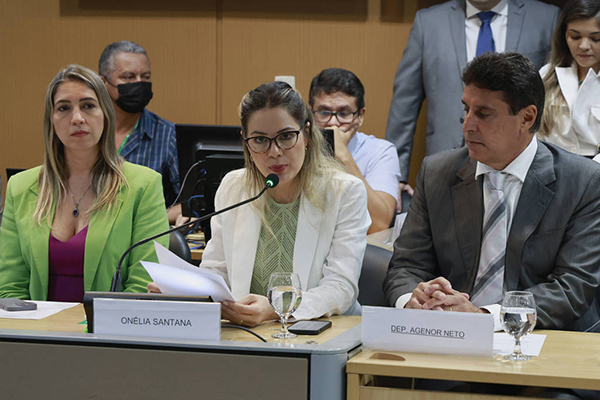 A ex-primeira-dama do Ceará Onélia Santana, durante sabatina em comissão da Assembleia Legislativa do Ceará, nesta quinta-feira (12) A ex-primeira-dama do Ceará Onélia Santana, durante sabatina em comissão da Assembleia Legislativa do Ceará, nesta quinta-feira (12)