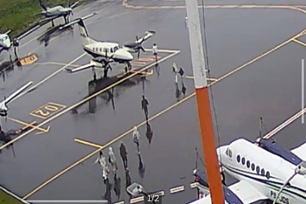 Imagem mostra passageiros embarcando no avião em Canela Imagem mostra passageiros embarcando no avião em Canela