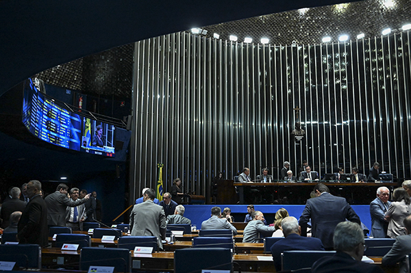 Projeto aprovado na CCJ impede progressão de regime para crimes como estupro e sequestro