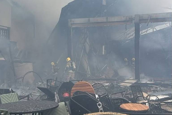 Bombeiros trabalham na ocorrência de queda de avião em Gramado 