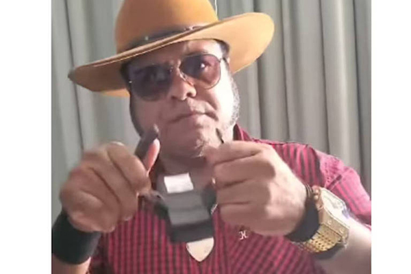 O  radialista Roque Saldanha mostrou a tornozeleira eletrônica quebrada em vídeo