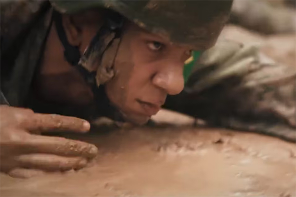 Aos 21 segundos do vídeo da Marinha, um marinheiro que se parece com o ministro Haddad rasteja durante um treinamento de obstáculos Aos 21 segundos do vídeo da Marinha, um marinheiro que se parece com o ministro Haddad rasteja durante um treinamento de obstáculos