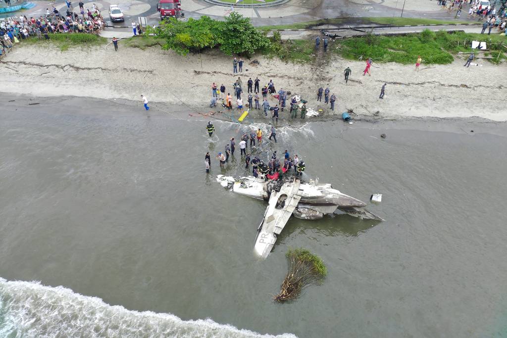 Avião no mar de Ubatuba, no litoral norte de SP, após ultrapassar pista do aeroporto Avião no mar de Ubatuba, no litoral norte de SP, após ultrapassar pista do aeroporto
