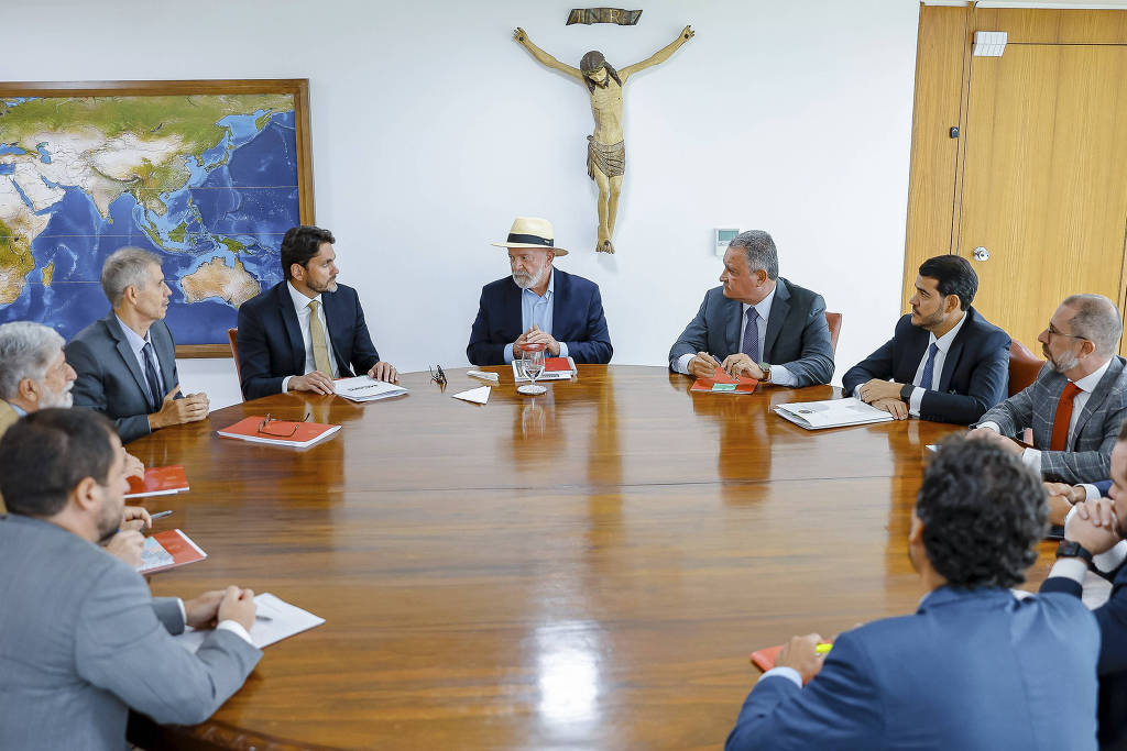 Lula com ministros em reunião no Palácio do Planalto, na última sexta-feira (10)