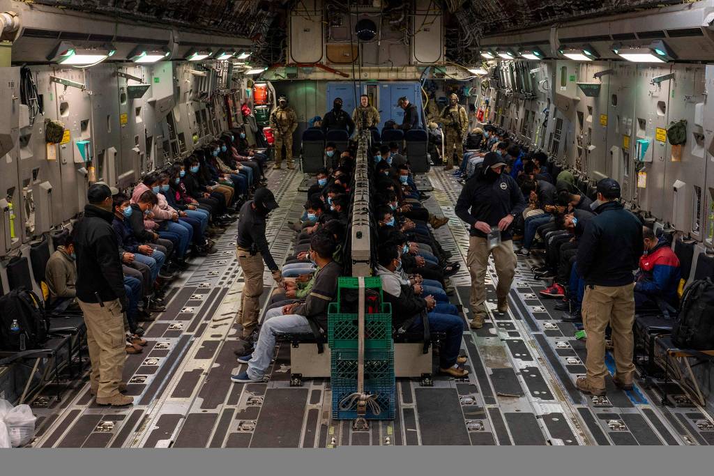 Avião com deportados dos EUA para em Manaus e adia chegada em BH